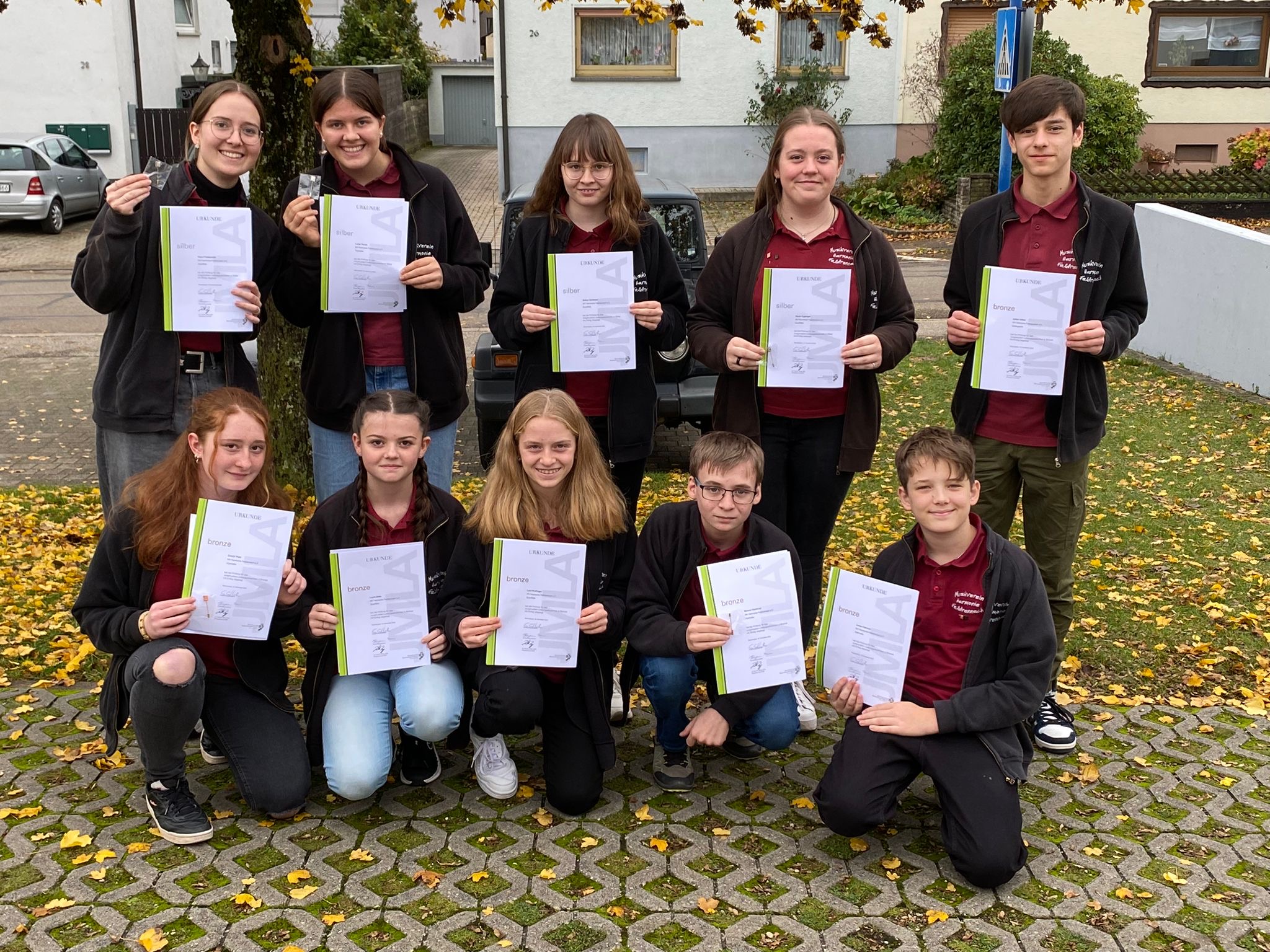 v.l.n.r. Hinten: Kiara Finkbeiner (Silber), Luisa Theiss (Silber), Selina Günthner (Silber), Sarah Egginger (Silber), Julius Göbel (Silber) Vorne: Svenja Walz (Bronze), Laura Greb (Bronze), Leni Wolfinger (Bronze), Manuel Günthner (Bronze), Jonas Czerson (Bronze) Absolvent/innen des JMLA