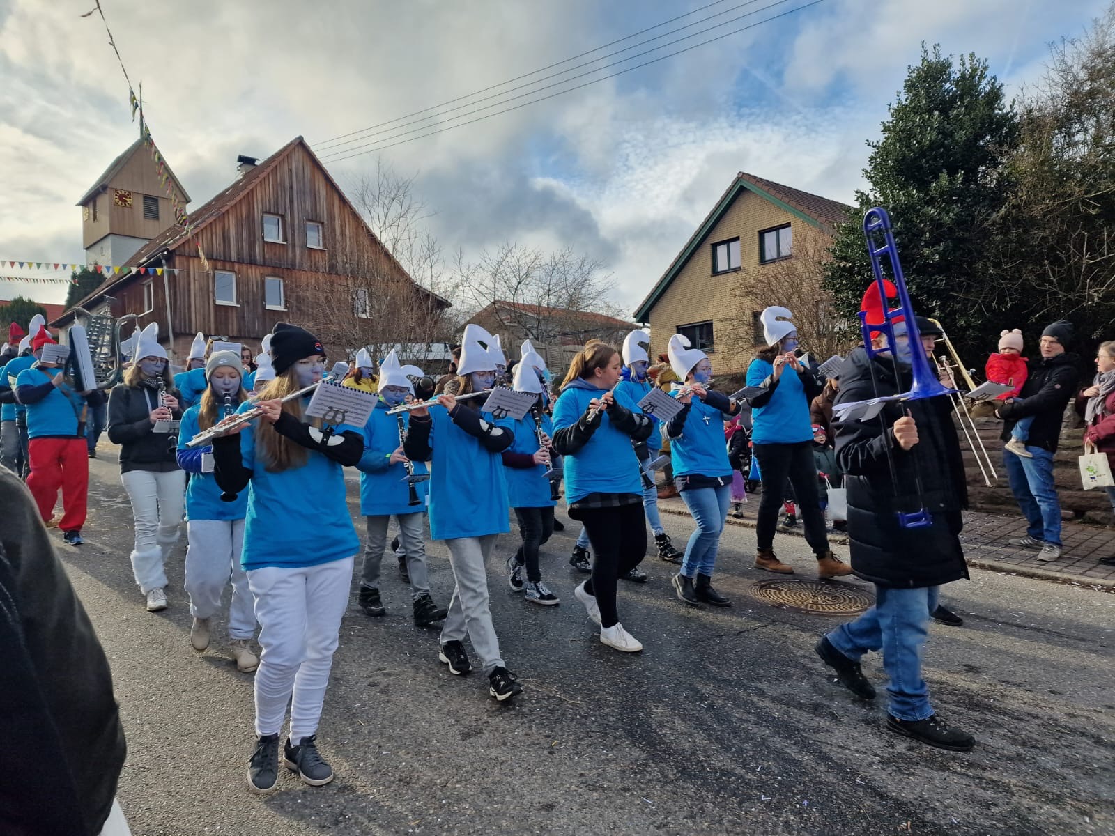 Die "Rennicher Schlümpfe" beim Faschingsumzug in Dennach